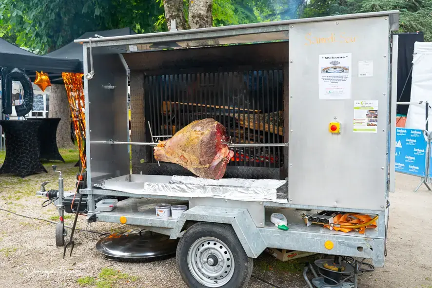 Cuisseau à la broche sur remorque